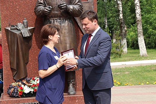 Юрий Моисеев поздравил врачей БСМП