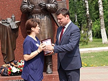 Юрий Моисеев поздравил врачей БСМП