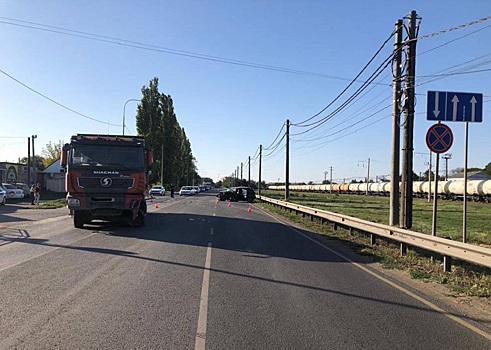 Легковушка и грузовик столкнулись в Азове
