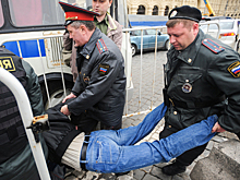 Сначала били ногами. Потом подарили тортик