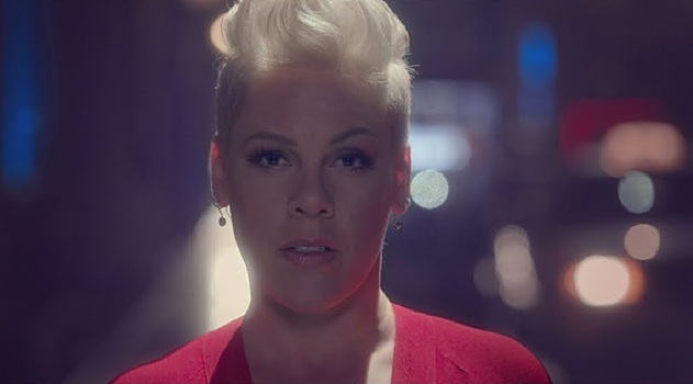 Певица Pink рассказала, как чуть не подралась с Агилерой из-за стула