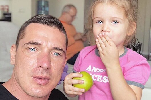 Муж Ксении Бородиной кормит двухлетнюю дочку чёрной икрой на завтрак