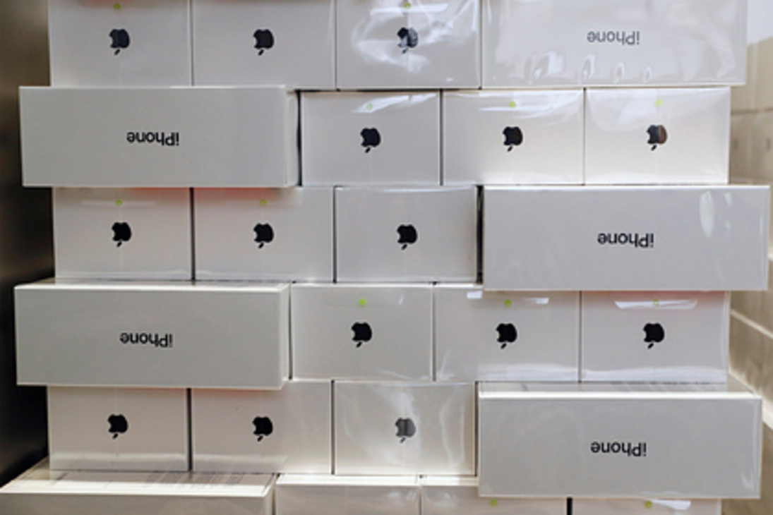 Магазин списанной техники apple за 0. Много айфонов. Коробки айфонов. Техника Apple. Айфоны в коробках.