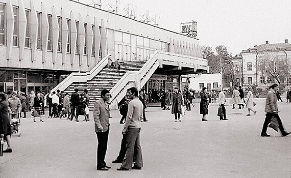 "Новый 1992-й": налеты на вузы, "черный рынок" вместо ЦУМа и рост безработицы