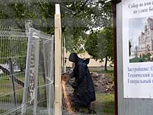 В сквере в Екатеринбурге демонтировали забор