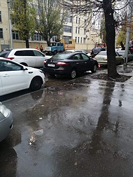 Припаркованные автомобили мешают КВС починить водопровод на Кутякова