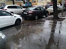 Припаркованные автомобили мешают КВС починить водопровод на Кутякова