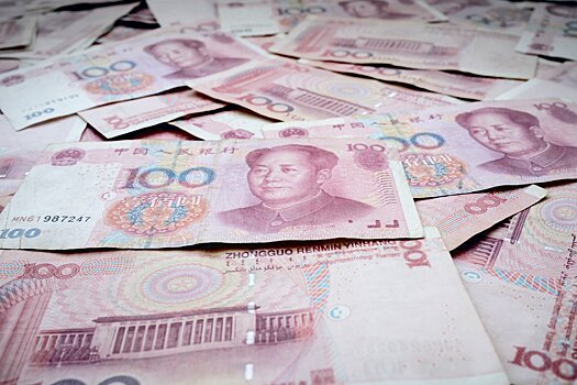 Юань стал самой торгуемой валютой в России