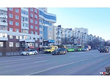 В центре Тюмени в «автобусе-гармошка» из-за резкого торможения пострадала женщина