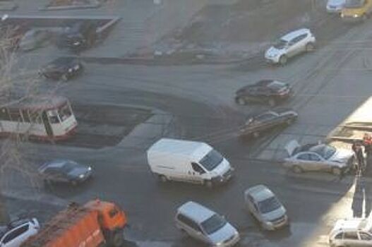 Из-за ДТП на рельсах движение трамваев закрыто в Челябинске