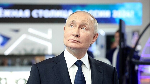 Путин на ВДНХ подписал открытку для трехмиллионного посетителя выставки "Россия"