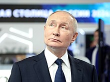 Путин на ВДНХ подписал открытку для трехмиллионного посетителя выставки "Россия"