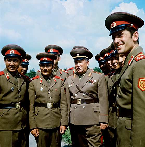 Н-ская воинская часть. Генерал-майор Павел Печерский с офицерами части, 1972 год