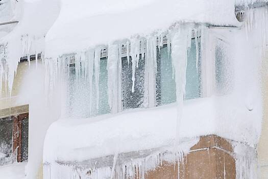 Россиянам назвали ответственных за чистку балконов от сосулек
