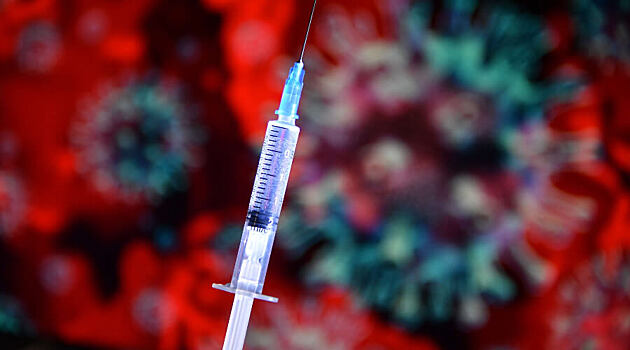 «Вакцина - это не бетонный щит»: известный биолог развеяла популярные мифы о коронавирусе