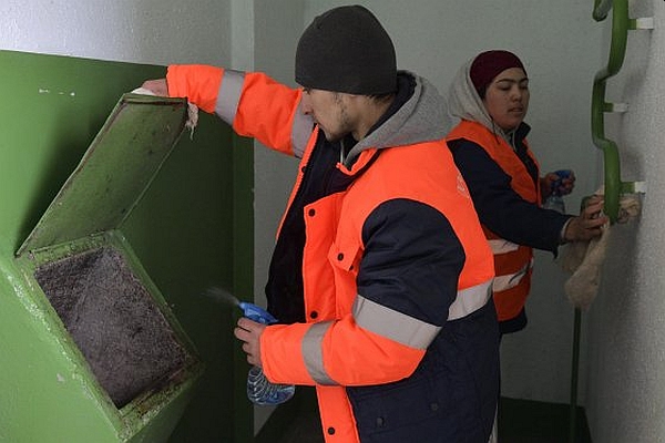 Женщина застряла в мусоропроводе в Москве