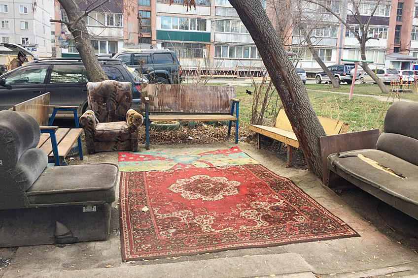 Какой же уют без ковров и диванов?