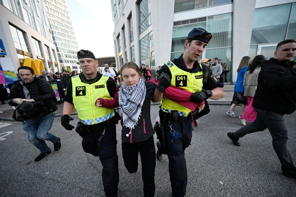 Полицейские увели Грету Тунберг с акции за Палестину во время «Евровидения»