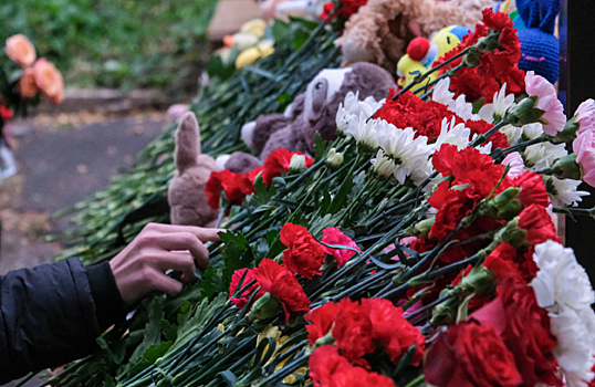 В Литве к подбитому российскому танку начали приносить цветы