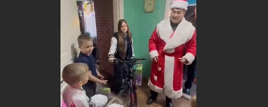 Детей города Свердловска в ЛНР поздравляет тувинский Дед Мороз, подарки отвлекают ребят от непростых будней