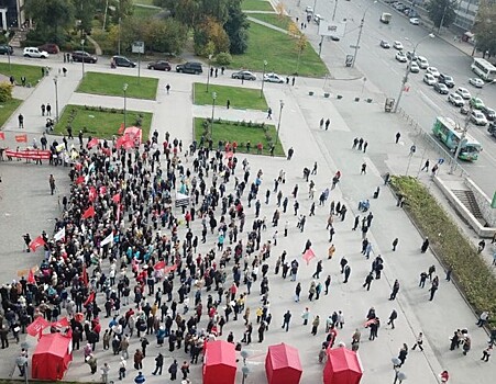 Около 400 новосибирцев собрались на митинг против пенсионной реформы перед ГПНТБ