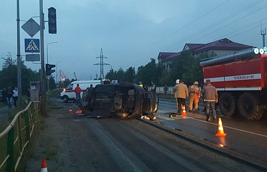 В Югре на ремонтируемой дороге перевернулась иномарка