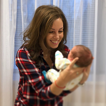 Полина Диброва показала фото с новорожденной малышкой