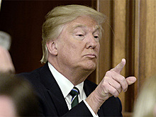 Юристы президента США пригрозили подростку судом за царапающих Трампа котят