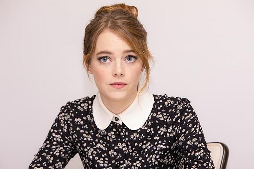 До того как Эмма начала появляться на экране с Райаном Гослингом чаще, чем без него, она пробовала силы в молодежных комедиях. Артистка снялась в картине «Мальчикам это нравится» — истории взросления модели, вынужденной переехать из особняка в свой полуразвалившийся дом на колесах. 