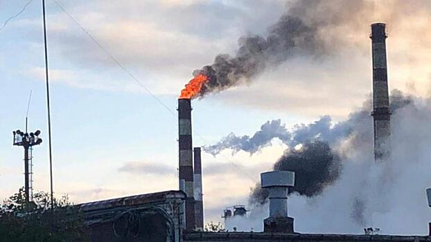 Нефтеперерабатывающий завод загорелся в Ленобласти