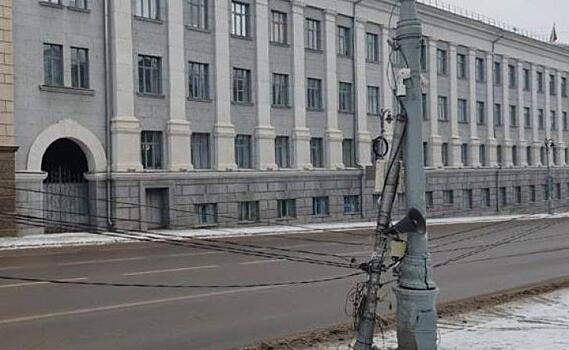 Три опоры наружного освещения снесены в Курске на улице Ленина