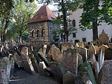 Почему на еврейские могилы приносят камни, а не цветы
