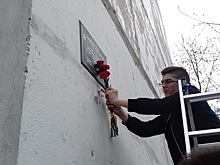 Школьники из Богородского возложили цветы к мемориальной доске Герою Советского Союза Александру Полунину