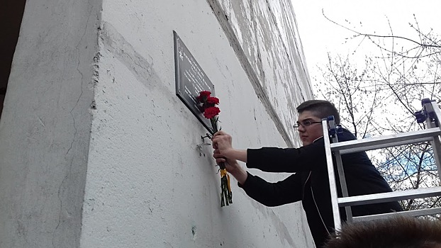 Школьники из Богородского возложили цветы к мемориальной доске Герою Советского Союза Александру Полунину
