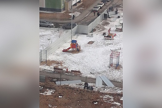 «Нас обманули при покупке квартир»: жители «Паркового-2» выгоняют строителей с детской площадки