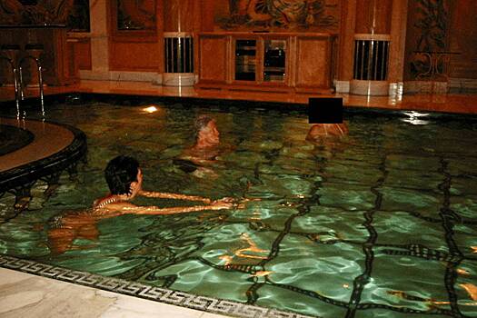 Клинтон на засекреченном фото в джакузи был с одной из жертв Эпштейна