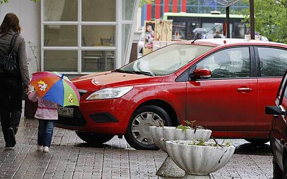 Штрафы за парковку на тротуаре увеличат, но обещают больше стоянок у дома