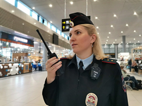 В Анапе сотрудники транспортной полиции сняли с вылетающего рейса пассажирку за ненадлежащее поведение