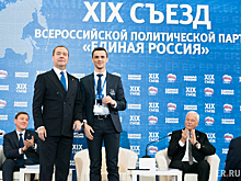 Медведев вручил партбилеты «Единой России» Кузякову и Львовой-Беловой