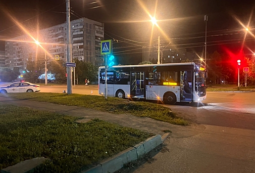 В Омске 14-летняя девочка упала в автобусе из-за резкого торможения