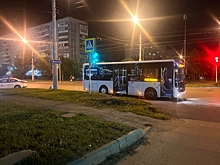 В Омске 14-летняя девочка упала в автобусе из-за резкого торможения