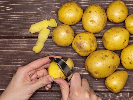 Эксперты сравнили стоимость картошки из магазина и выращенной на даче