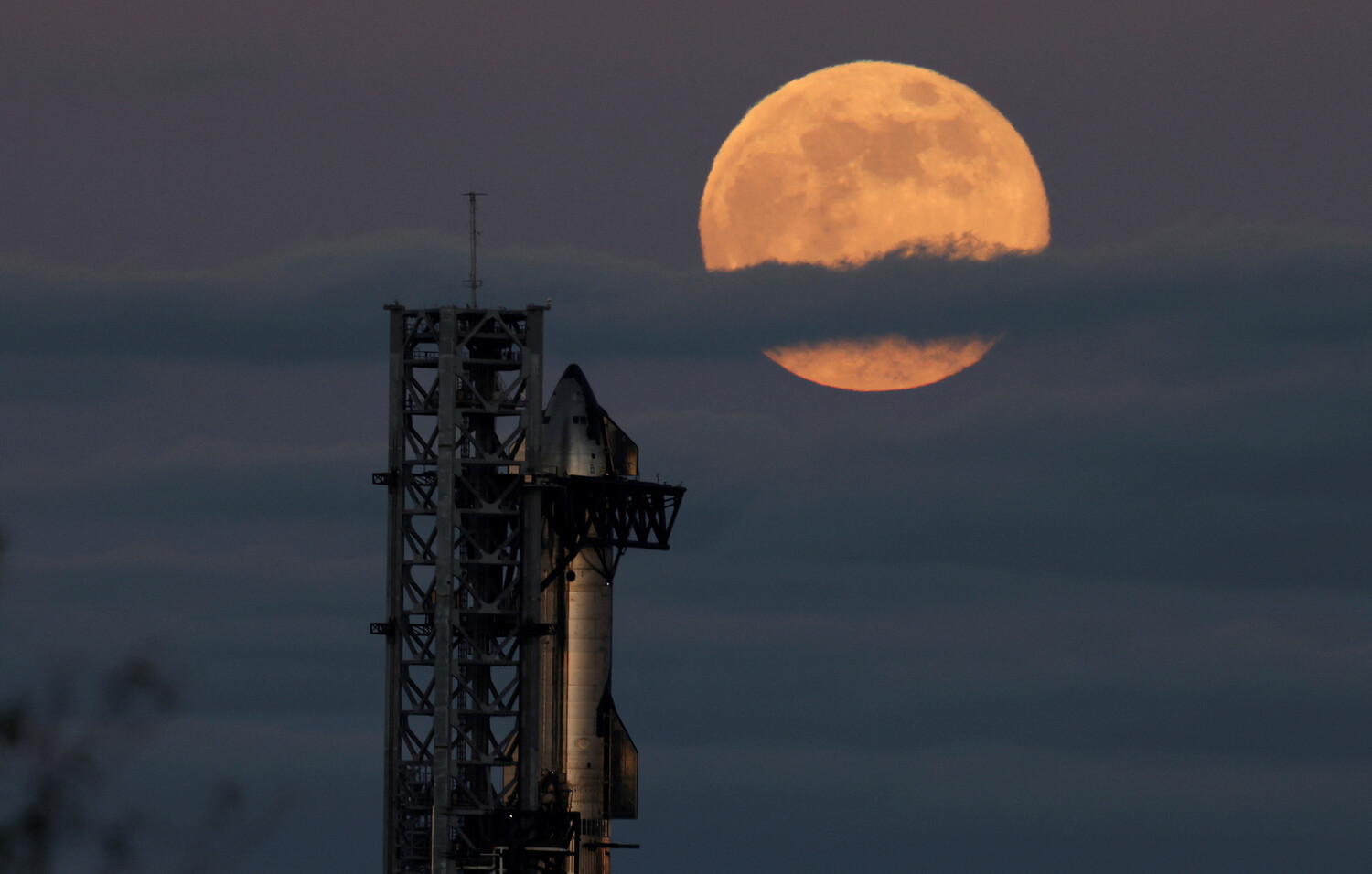 SpaceX отложила первые испытания новой версии своей ракеты-носителя