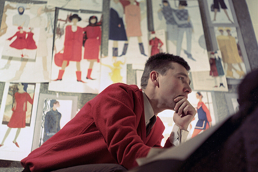 Вячеслав Зайцев за работой над новой коллекцией женской одежды, 1964 год