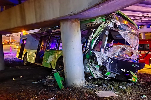 Появились фото последствий ДТП с автобусом в Челябинске с 12 пострадавшими