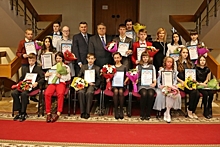 Гнеушев вручил именные стипендии одаренным детям-инвалидам