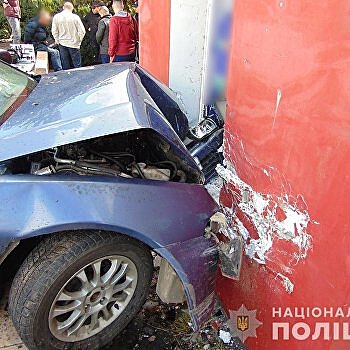 В Черновцах пьяный водитель протаранил стену и отстреливался от патрульного