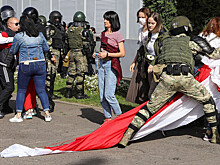 В Минске у домов чиновников, где собрались протестующие, началась стрельба