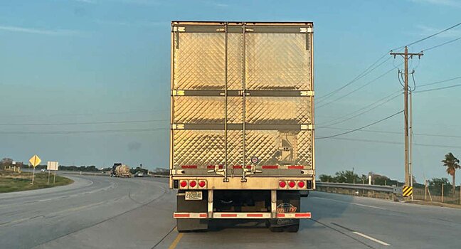 Зачем у некоторых фур на задних дверях прицепов имеется ромбовидный рисунок