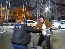 В Казани на видео попало, как пассажирка пробила таксисту голову костылем